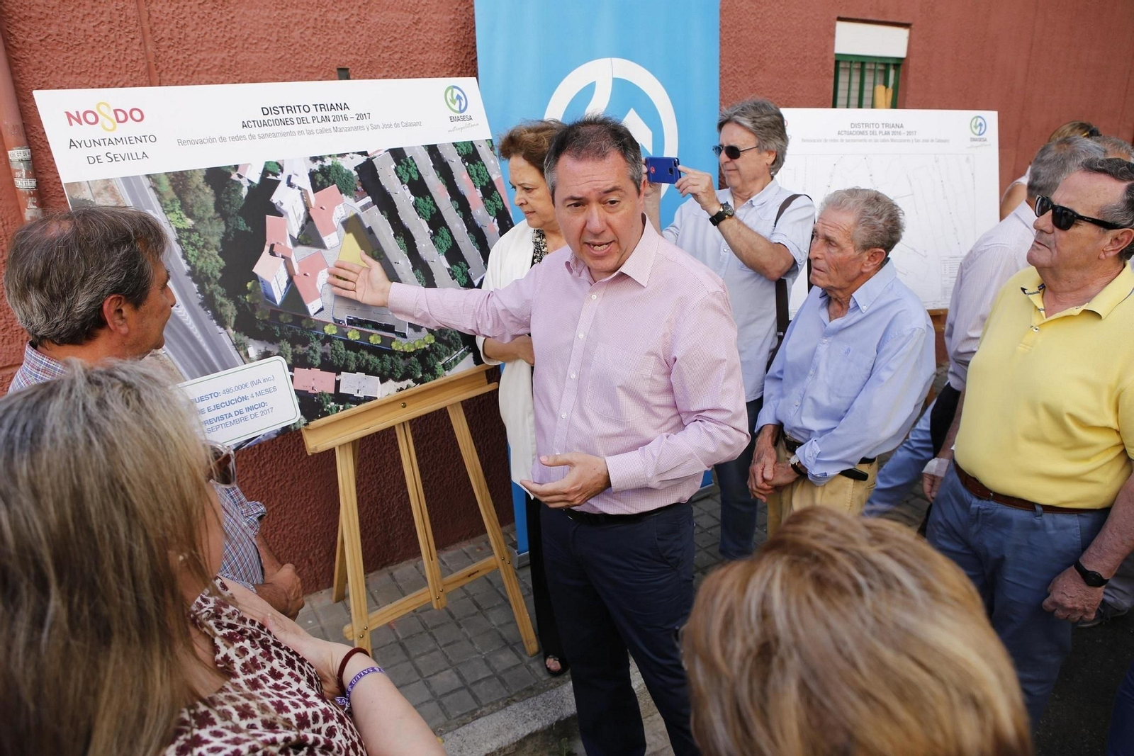 Espadas, junto a Castreño, explica a los vecinos del Carmen las obras que se van a acometer en la zona.