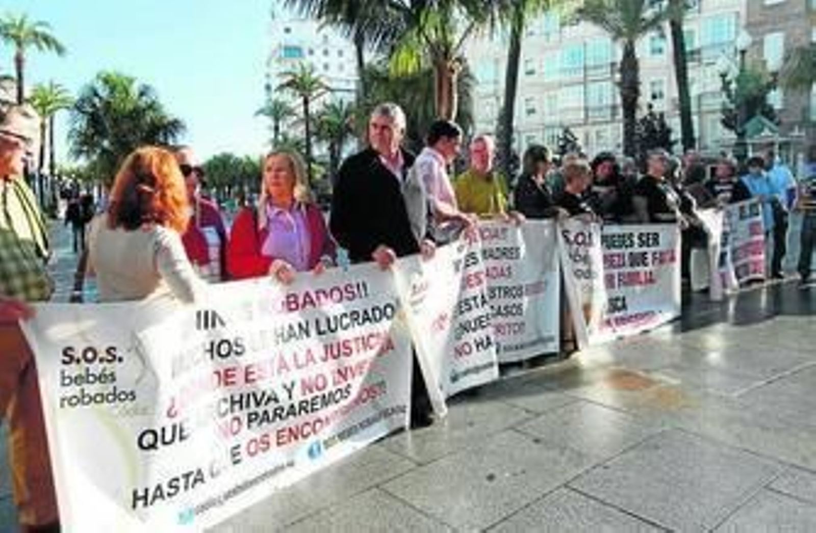 Una concentración de familiares de bebés rodados frente al Ayuntamiento de Cádiz.