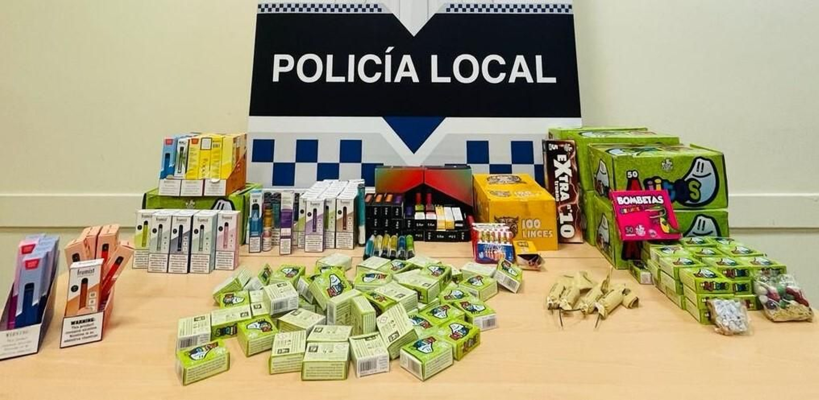 Petardos y 'vappers' intervenidos por la Policía Local.