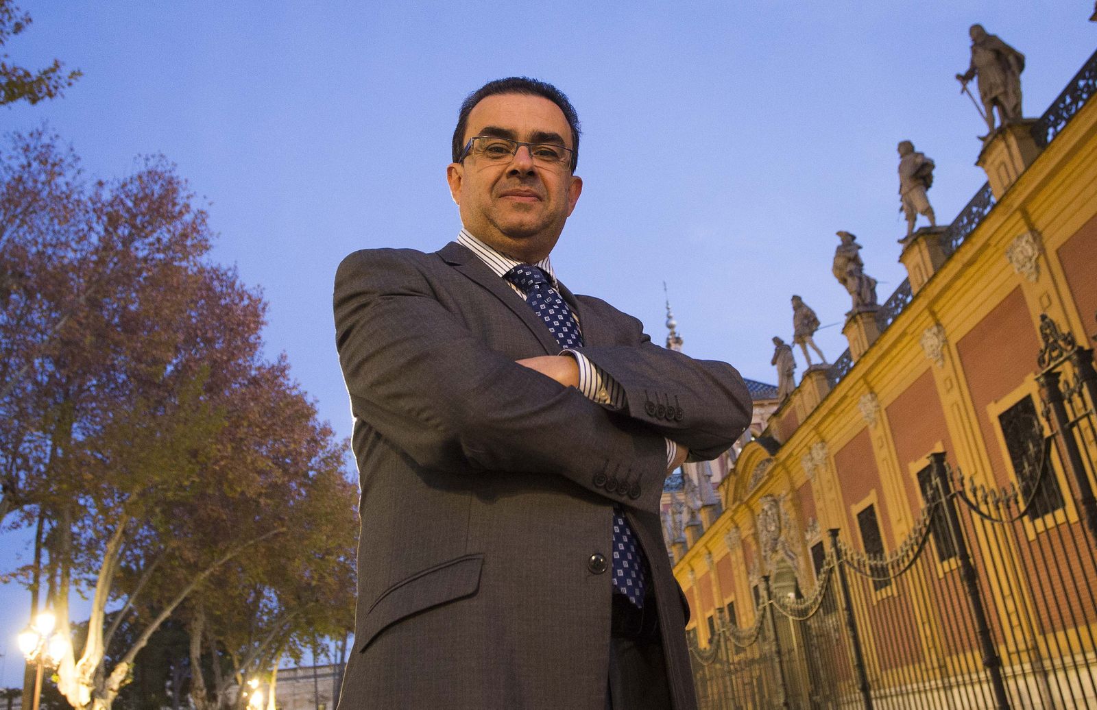 Paco Robles, ayer, junto a las estatuas de Susillo en el palacio de San Telmo