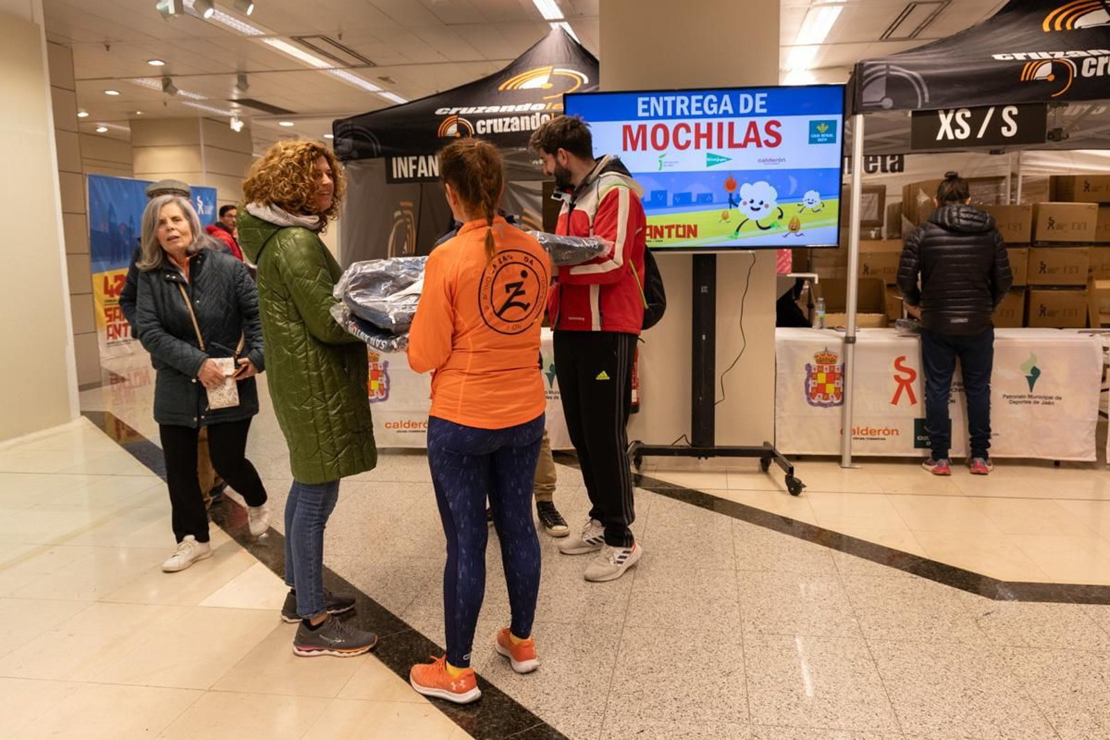 En imágenes: buen ritmo en el inicio de la recogida de dorsales para la Carrera de San Antón