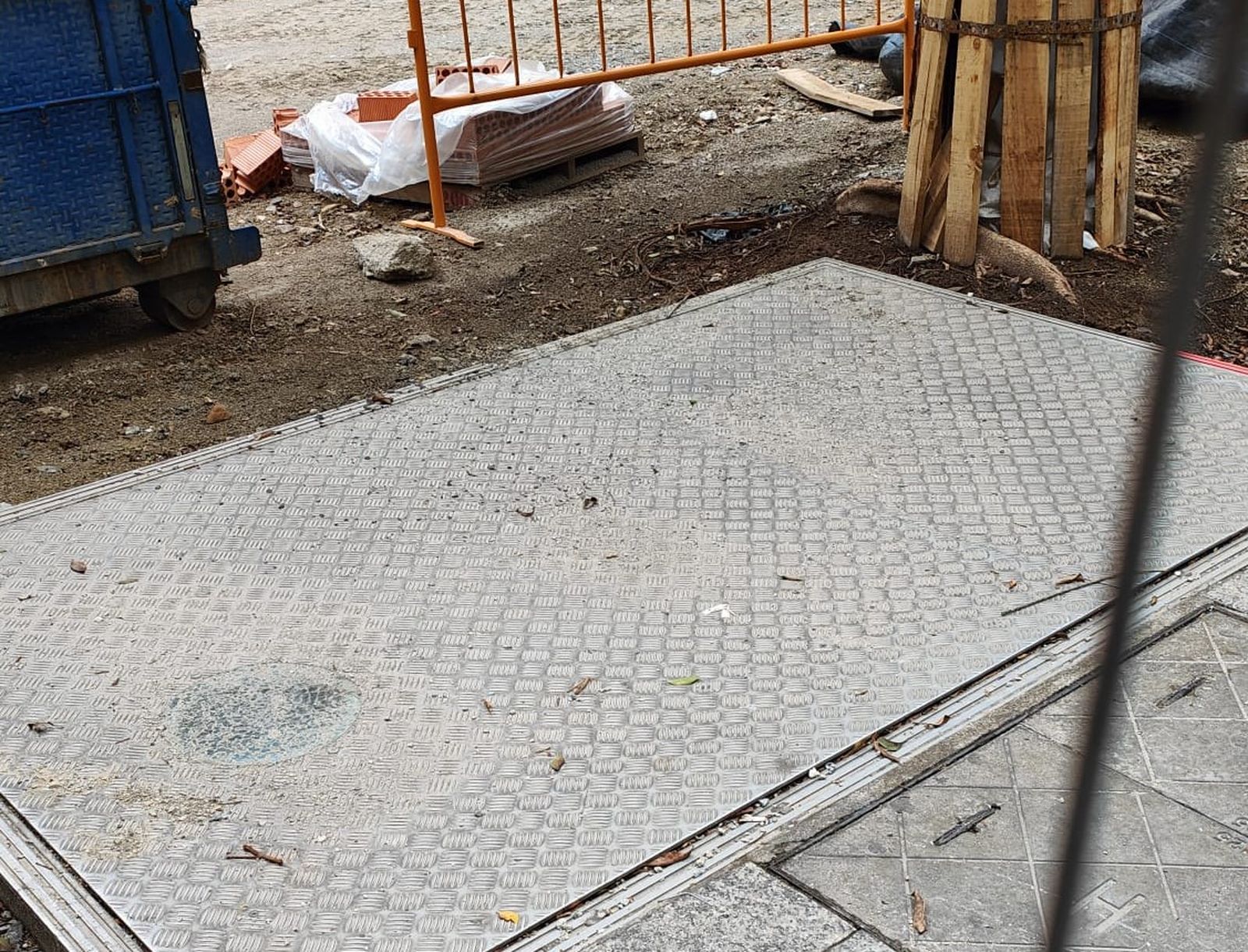 La trampilla por la que salieron los visitantes de los Refugios, según testigos