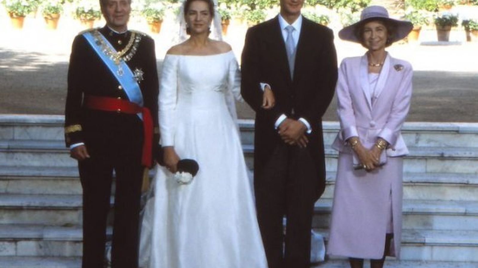Los Reyes, con los ex duques de Lugo, en su boda en 1997.