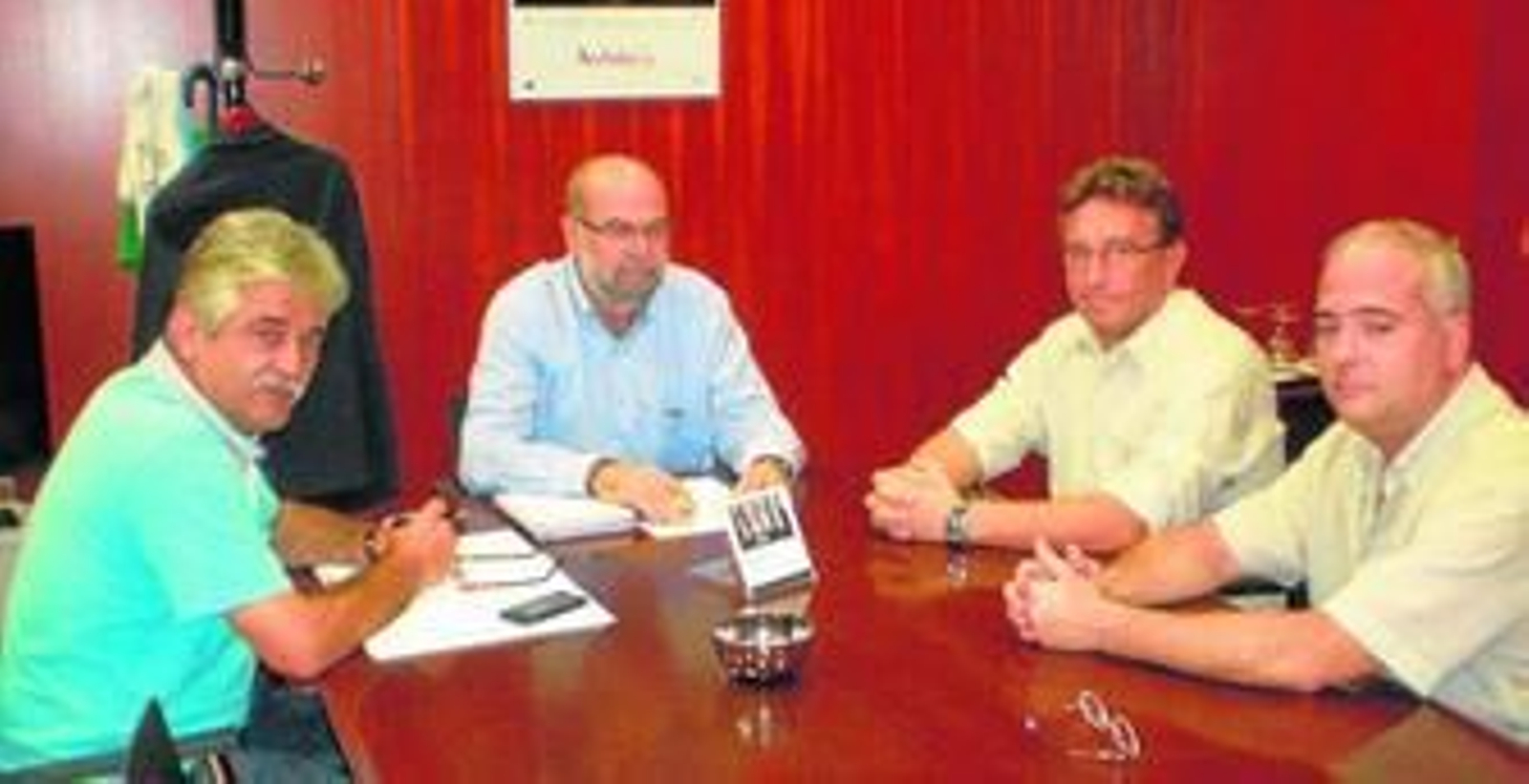 Reunión del viceconsejero con representantes sindicales, ayer.