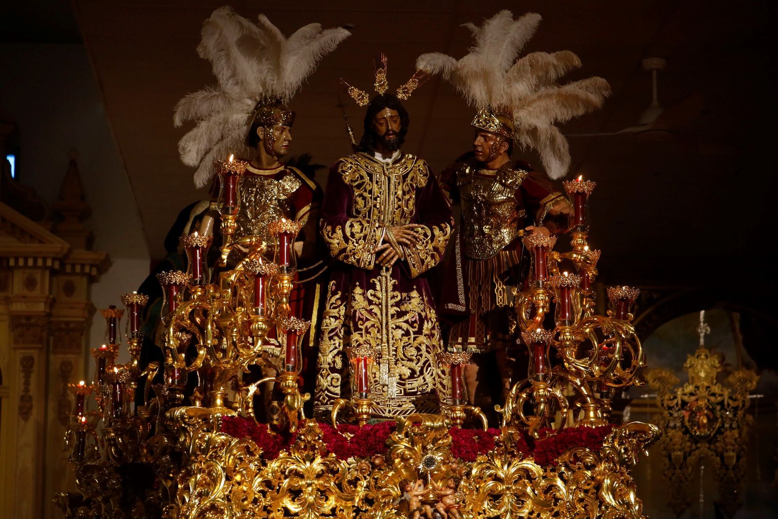 La lluvia frustra la salida de la hermandad de la Estrella el Lunes Santo, en imágenes