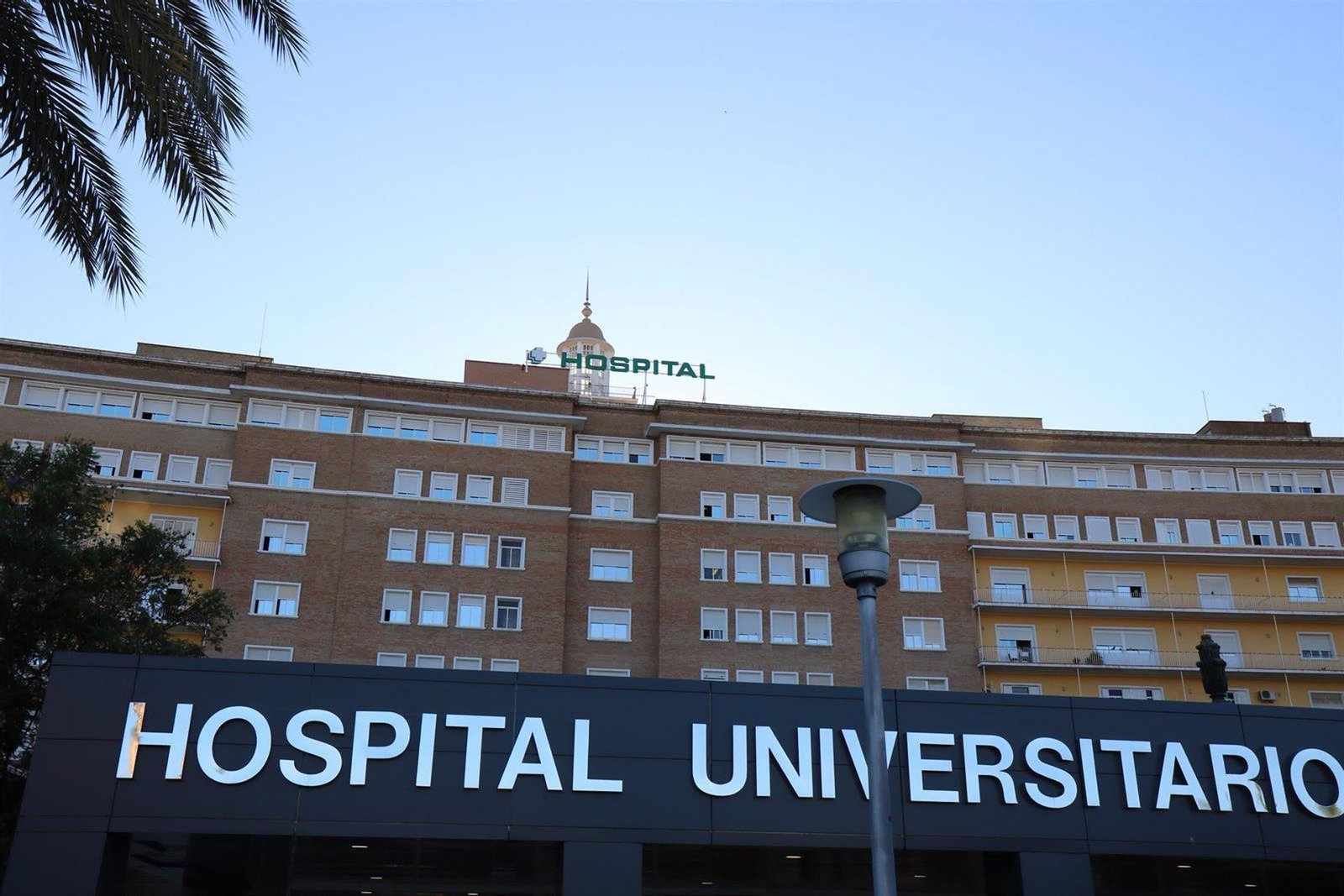 Fachada principal del Hospital Universitario Virgen del Rocío de Sevilla. Fachada principal del Hospital Universitario Virgen del Rocío de Sevilla.