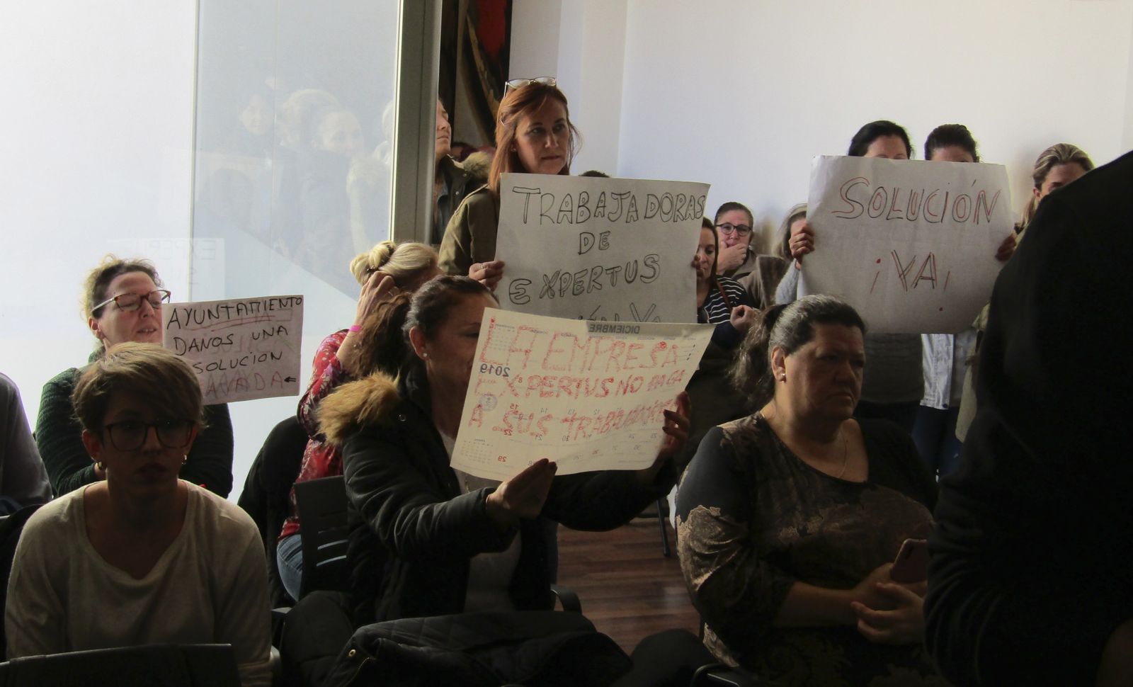 Protesta de las limpiadoras en el pleno de San Fernando.