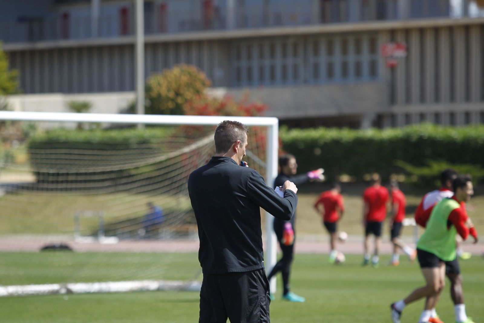 Ramis observa sus apuntes durante el entrenamiento de ayer.