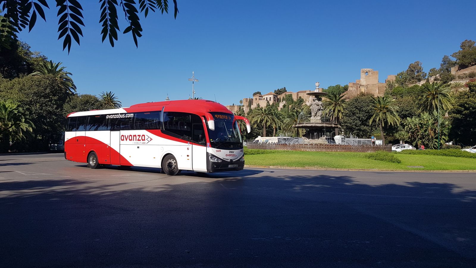 Uno de los autobuses del grupo Avanza.