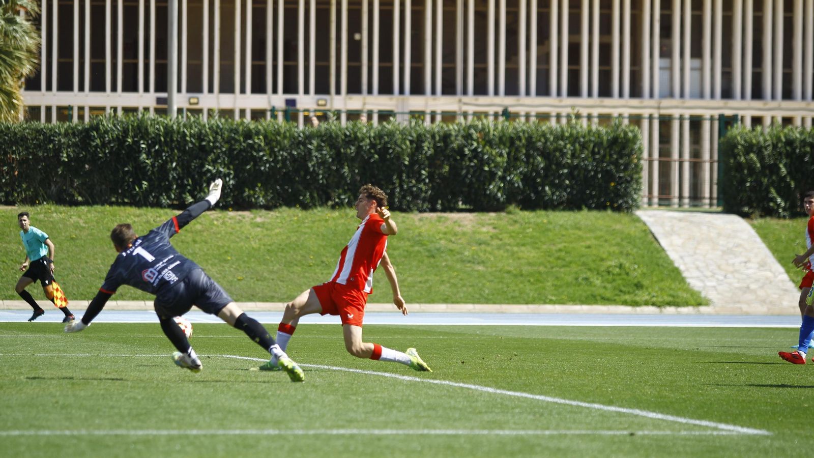 Loren goza de una ocasión clamorosa durante el encuentro que los rojiblancos disputaron este pasado domingo ante la Minera.