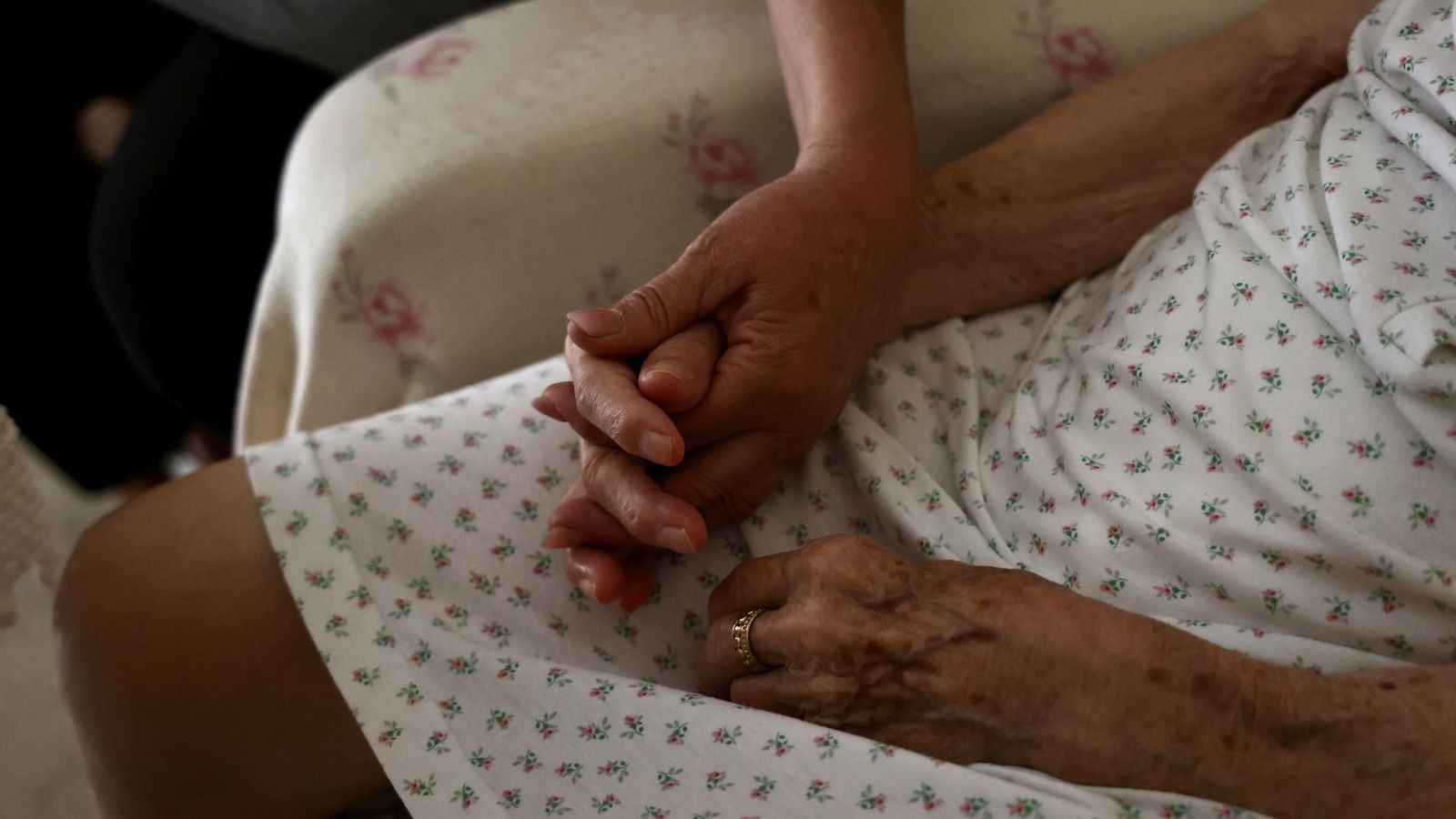 Detalle de las manos de madre e hija entrelazadas. Detalle de las manos de madre e hija entrelazadas.