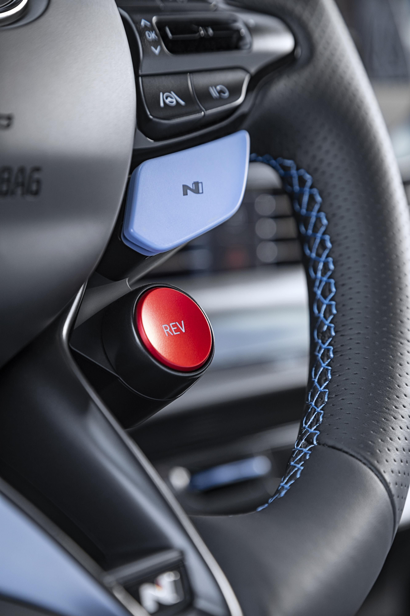 Con la función REV se consigue que el cambio haga la maniobra de punta-tacón de forma automática.