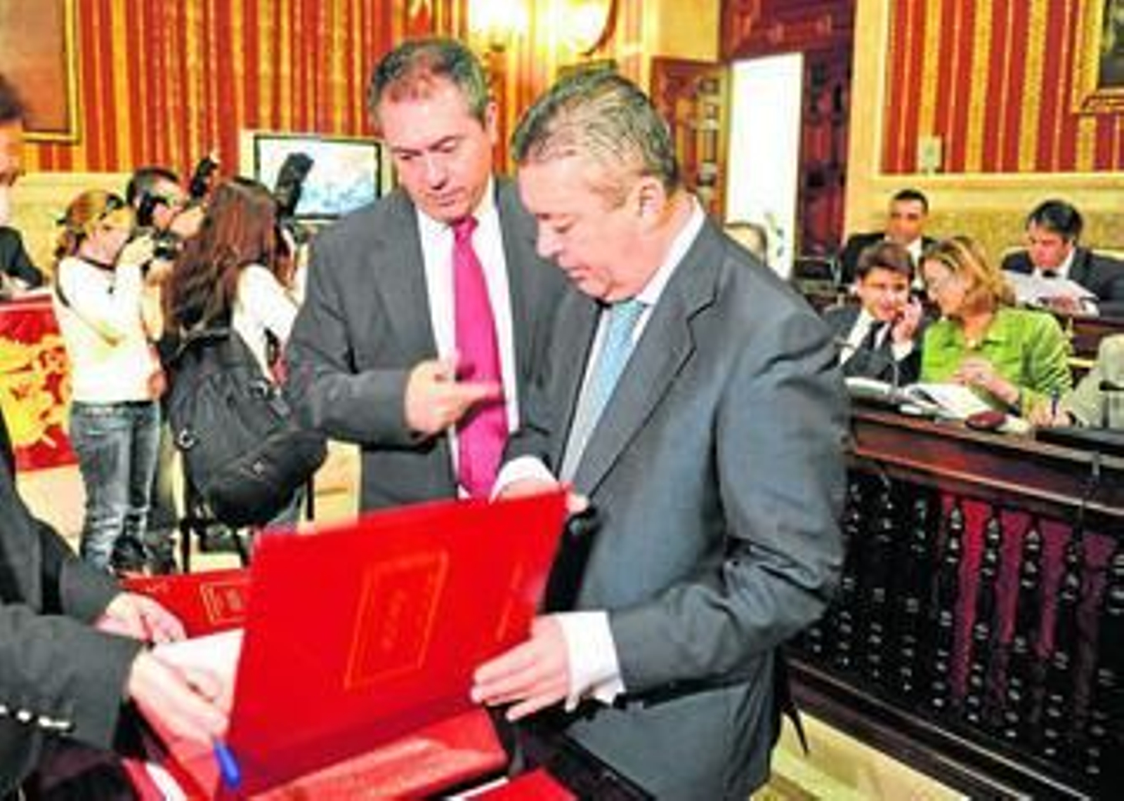 El portavoz del PSOE, Juan Espadas, charla con el secretario del Ayuntamiento en un Pleno.