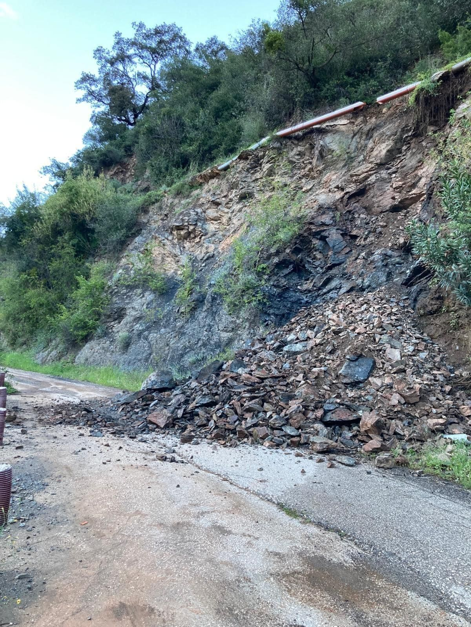 Desprendimiento en el Camino del Río, Riogordo. Desprendimiento en el Camino del Río, Riogordo.