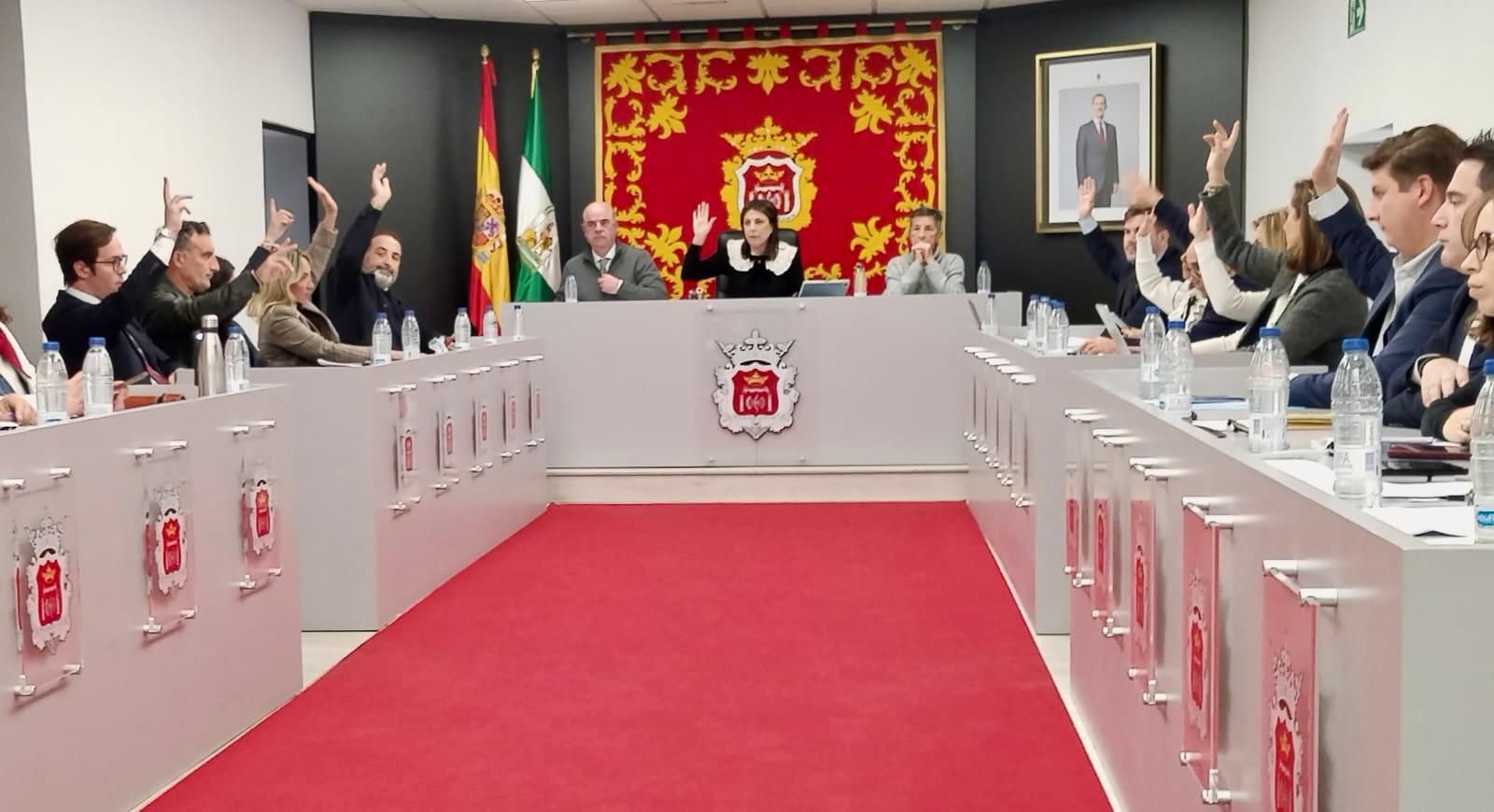 La alcaldesa rondeña presidiendo un pleno.