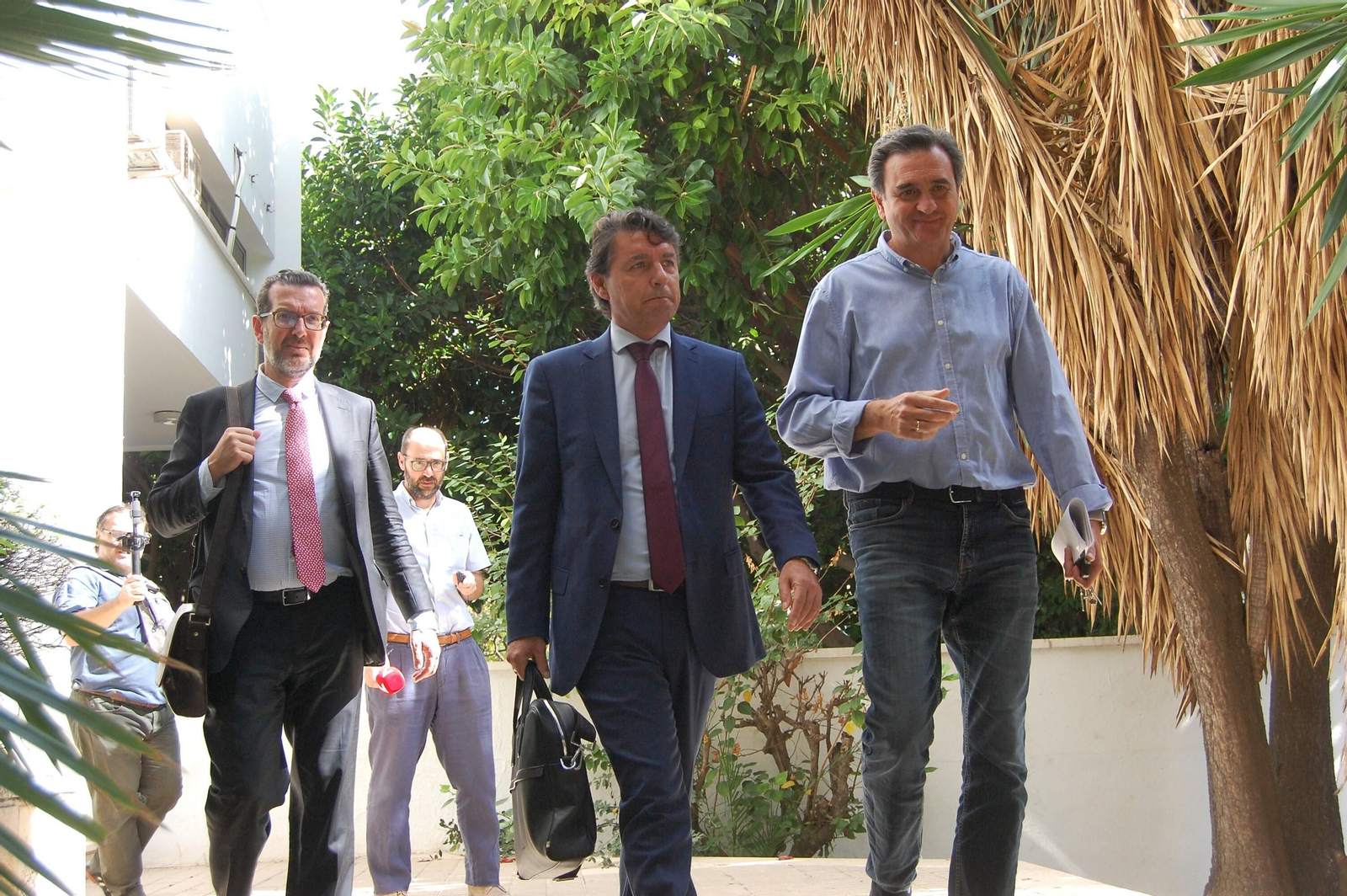 El primer teniente de alcalde, Félix Romero (1º D.), a su salida del Juzgado.