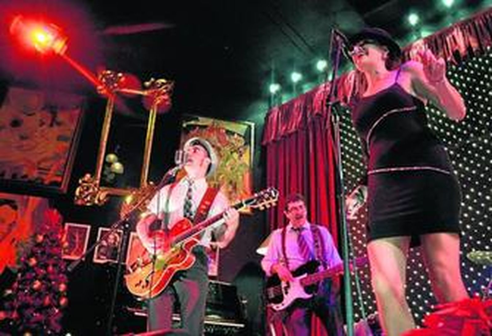 Varios músicos en una de las actuaciones del cabaré de Utopía.