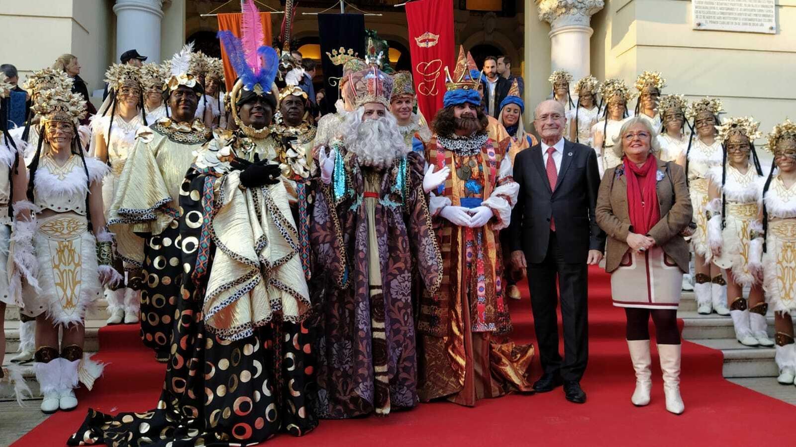 Sus Majestades en la escalinata del Ayuntamiento de Málaga.