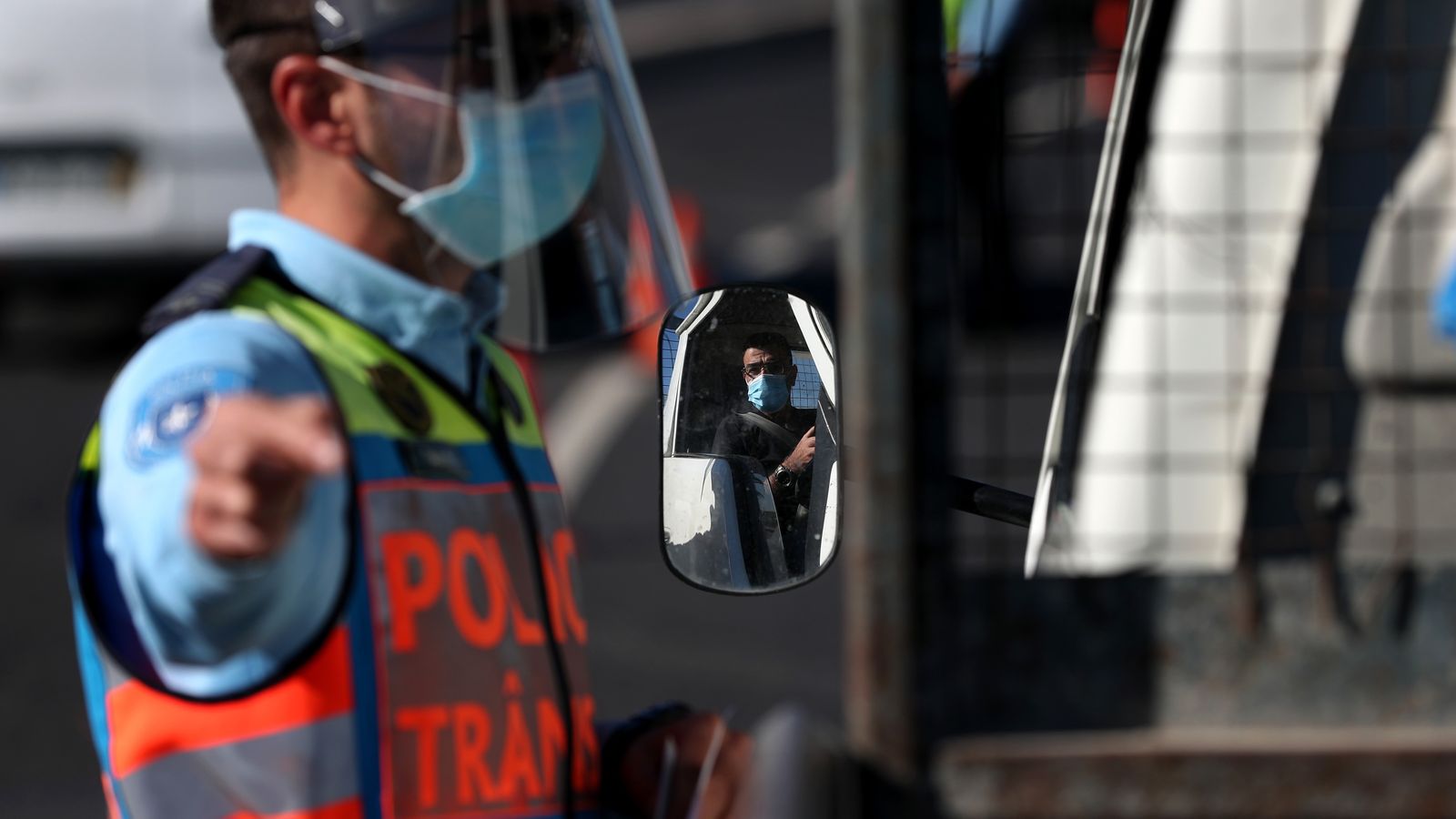 Un policía en un control en Portugal