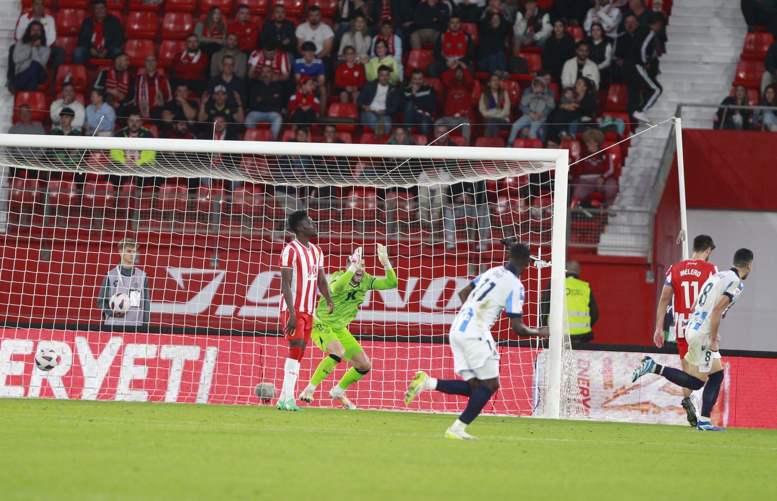 Luis Maximiano se lamenta por el gol de Zubimendi en el encuentro contra la Real Sociedad