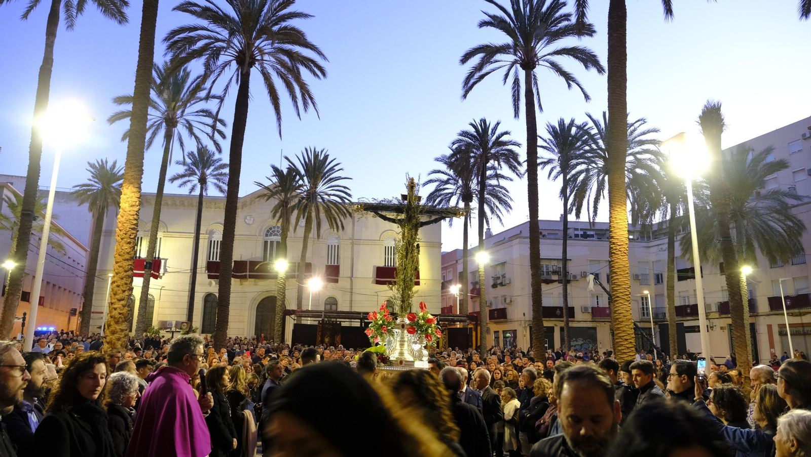 Procesión del Vía Crucis-Cristo de la Escucha en Almería, en imágenes
