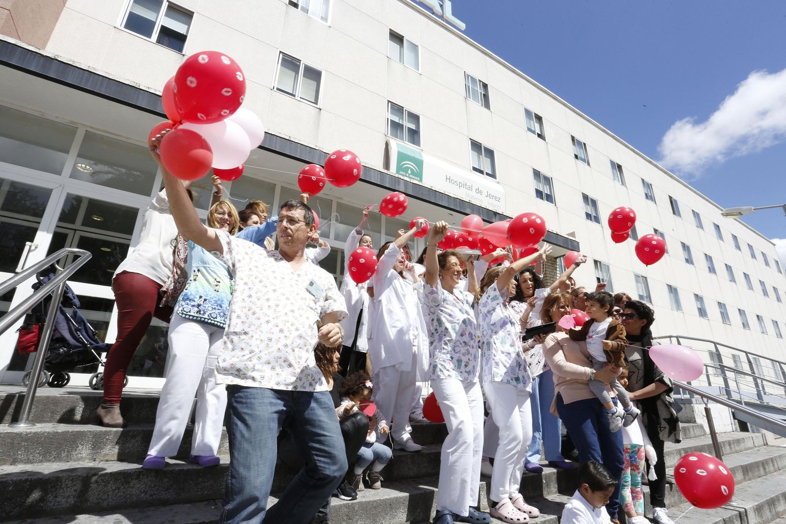 Profesionales, familiares y niños protagonizaron el acto en las escaleras del Materno-Infantil.