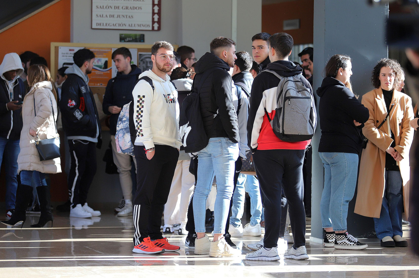 Compañeros y profesores de los estudiantes de Trabajo Social guardan un minuto de silencio en memoria de sus compañeros fallecidos en el incendio, en imágenes