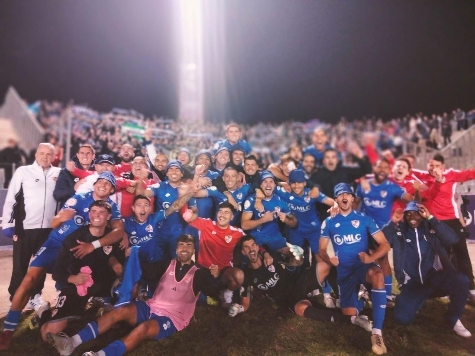 Los jugadores del Linares celebran con sus aficionados el triunfo en La Victoria.