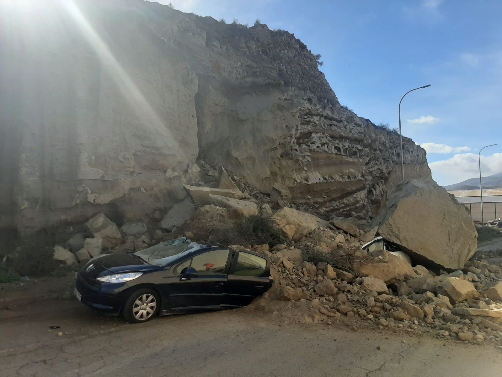 Las imágenes del derrumbe de un cerro en el polígono La Juaida