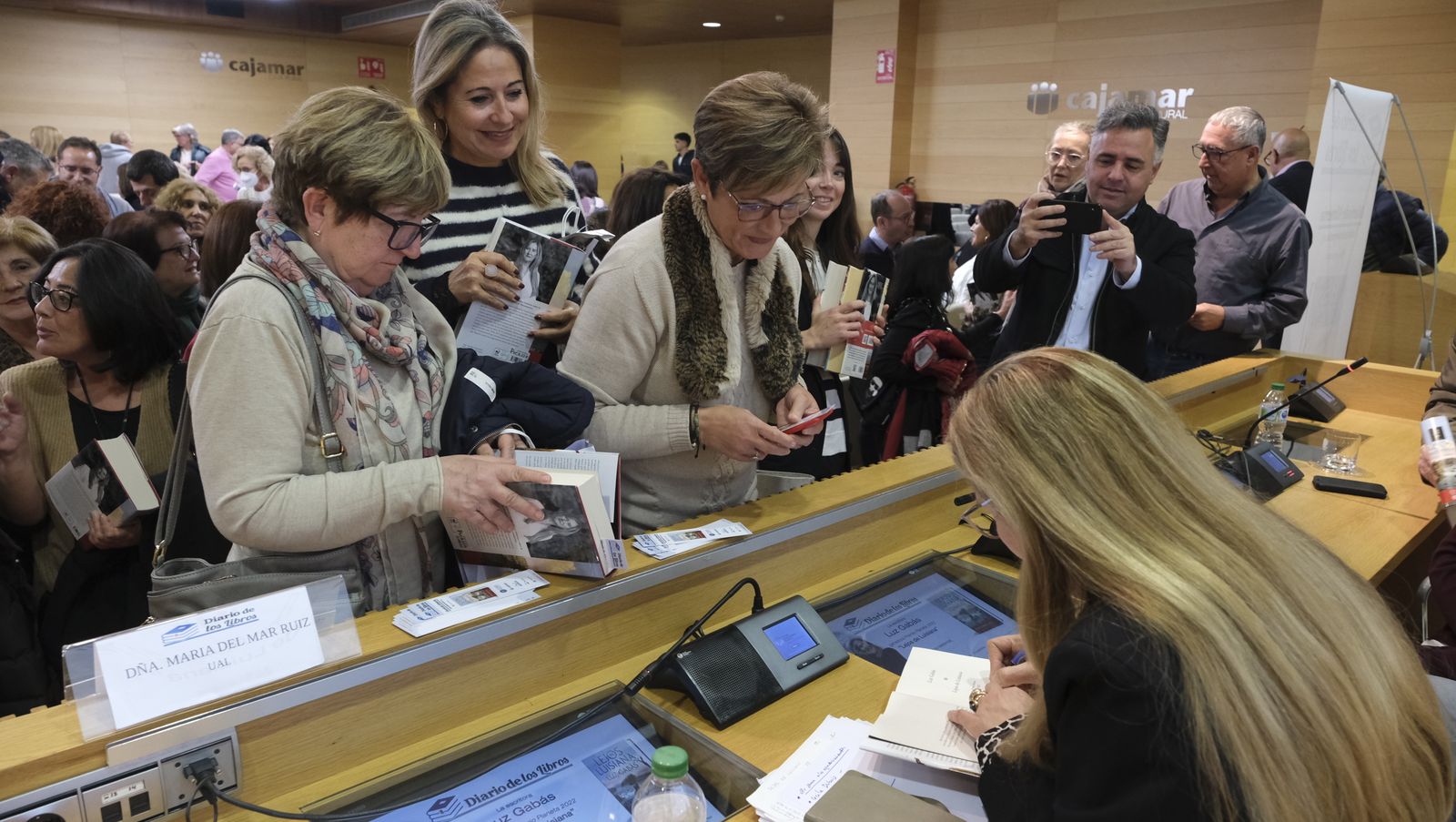 Imágenes del Diario de los Libros con la escritora ganadora del Premio Planeta 2022, Luz Gabás