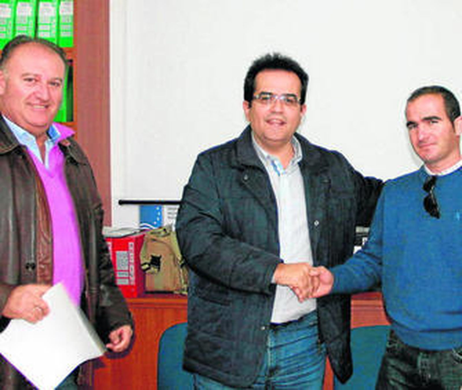 Juan Valero y Antonio Jesús Rodríguez del GDP con Vicente González, de la Cofradía de Pescadores de Carboneras.