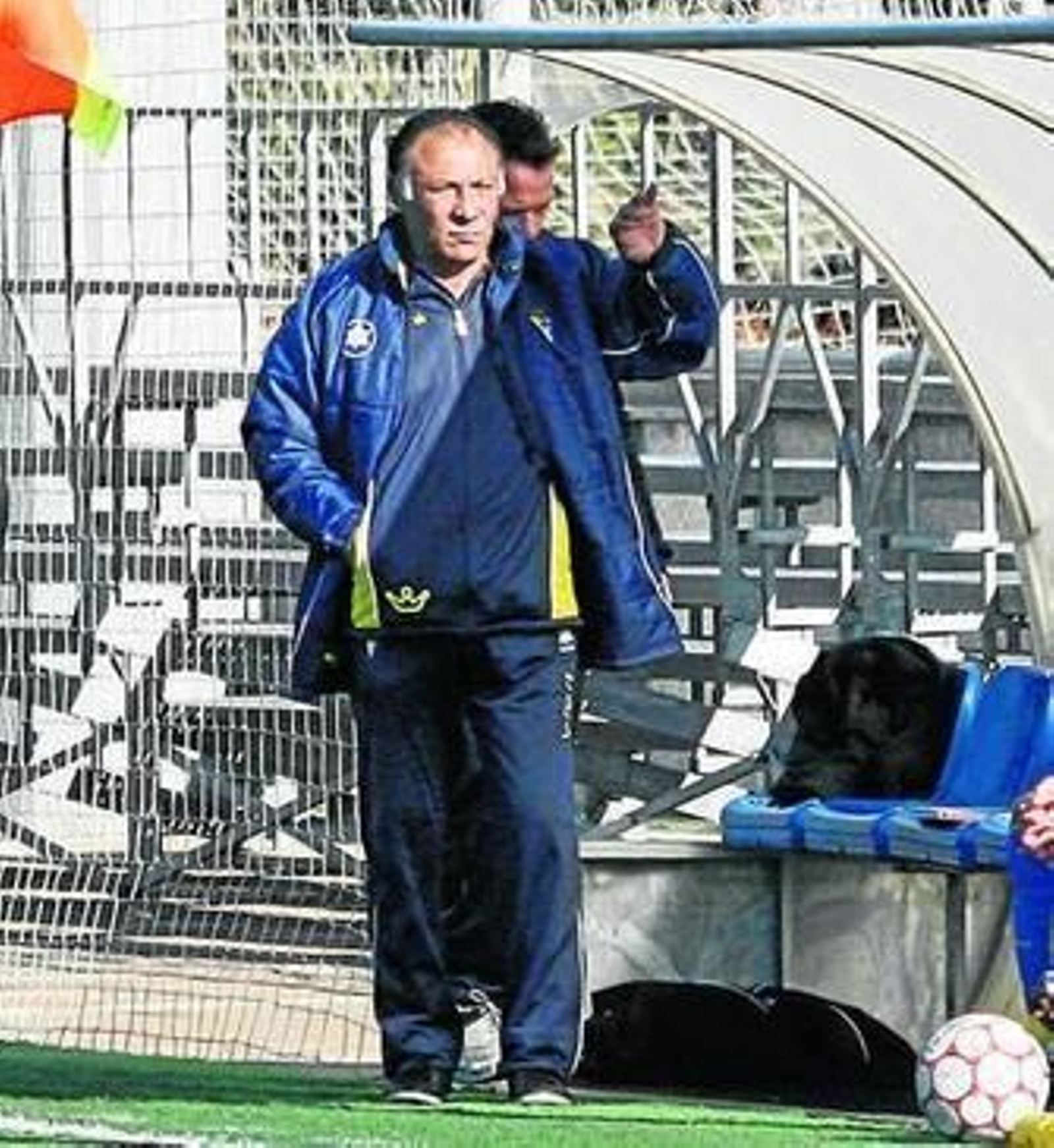 Baena, ante un banquillo de El Rosal en un partido de la pasada Liga.