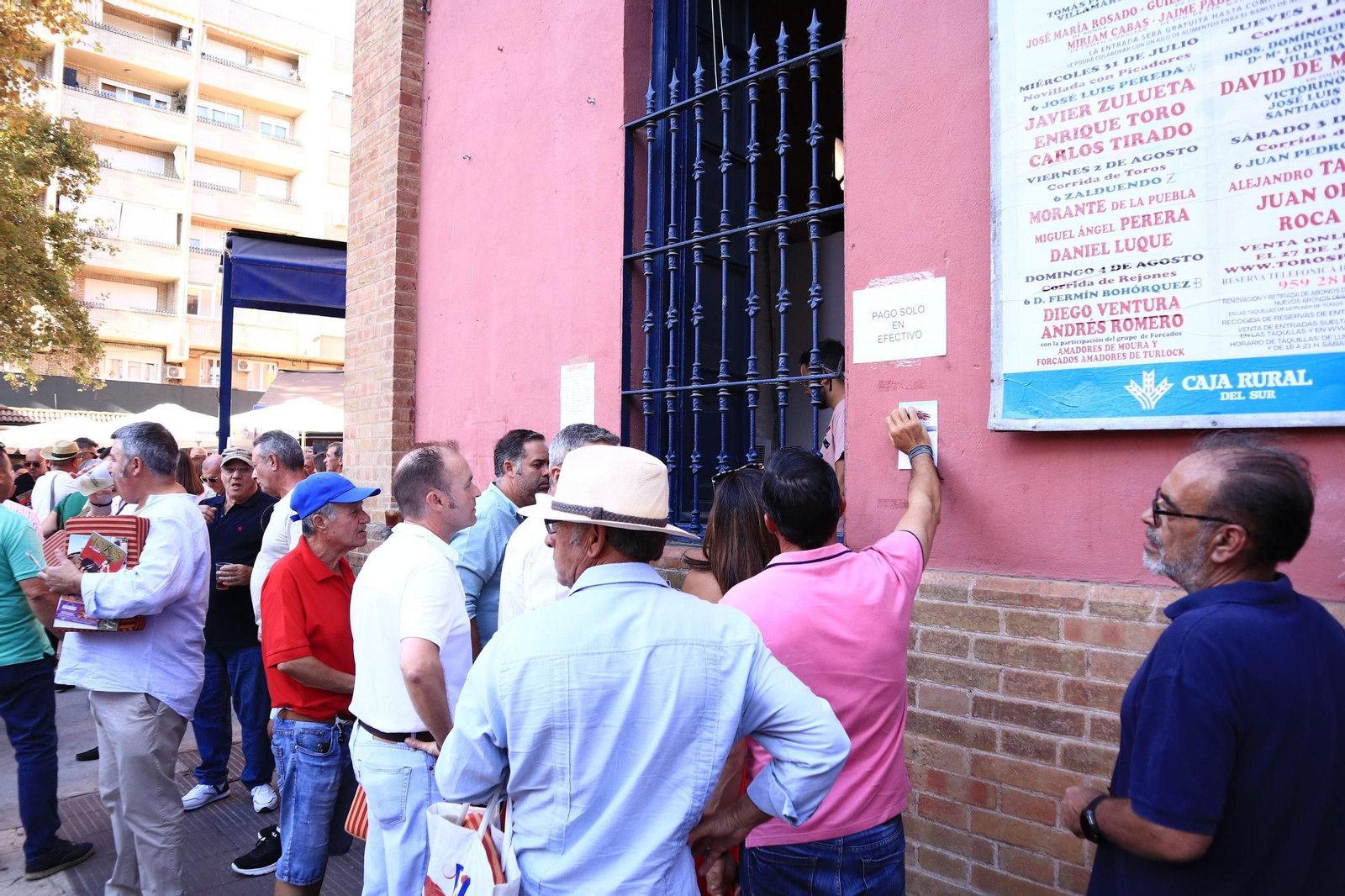 Imágenes de ambiente en el tercer día de toros en Huelva