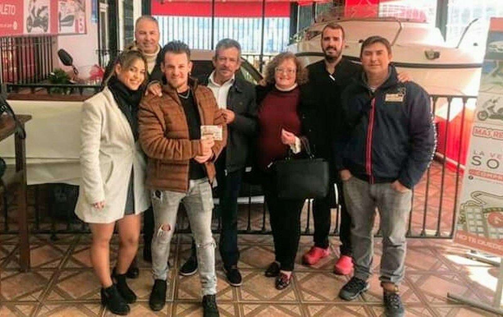 El trebujenero Francisco Antonio Cabral, con su familia hoy en la Venta 'El Pan'.