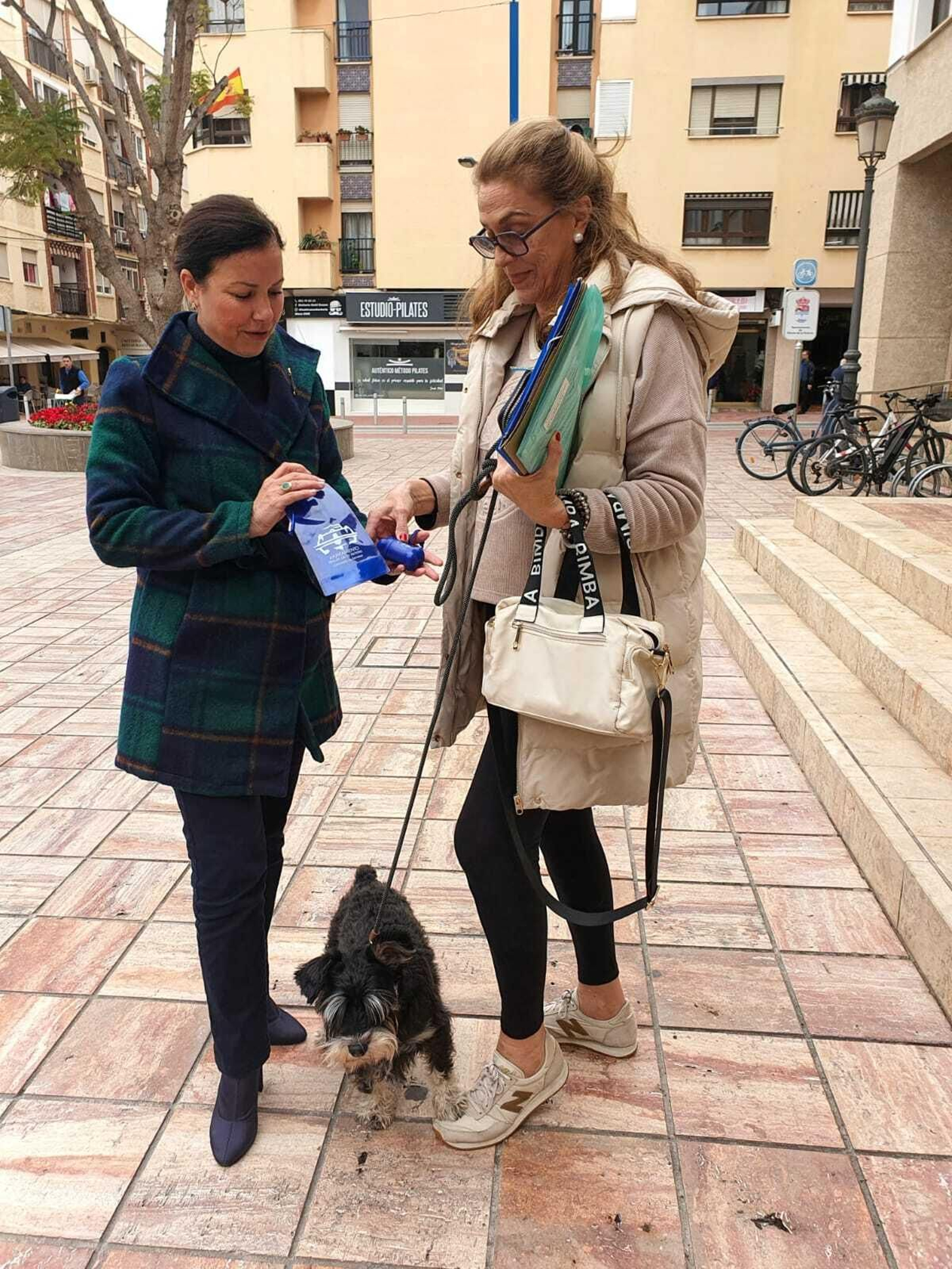 La concejala de Sanidad, Lola Ramos, junto a la dueña de un perro
