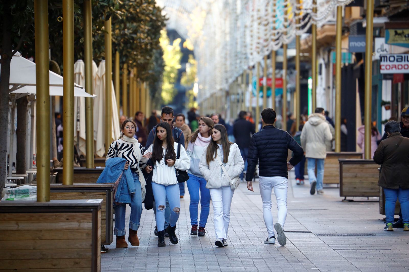 El gran ambiente en las calles de Córdoba en la previa de la Nochevieja, en fotografías