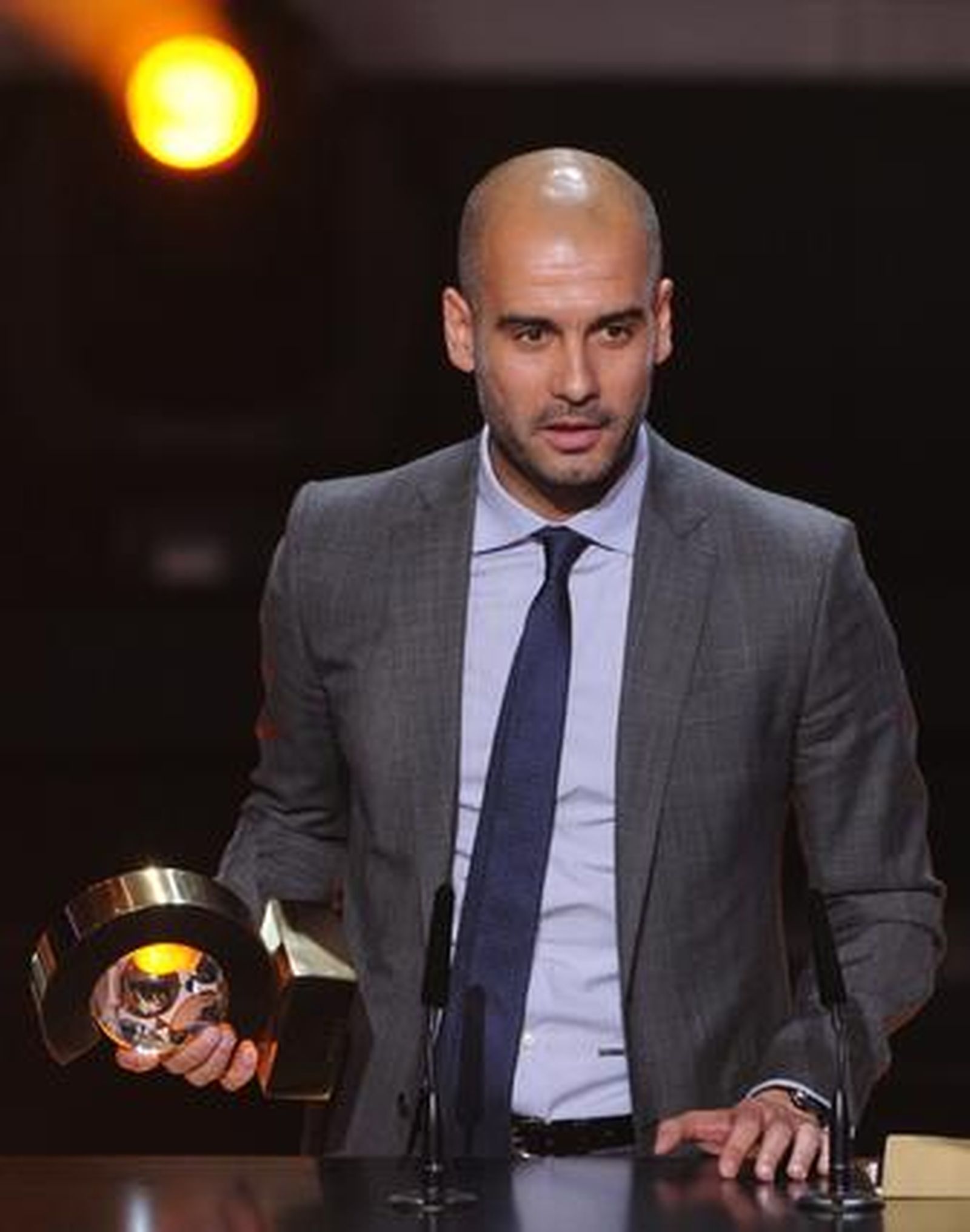 Lionel Messi logra su tercer Balón de Oro con 24 años. / AFP