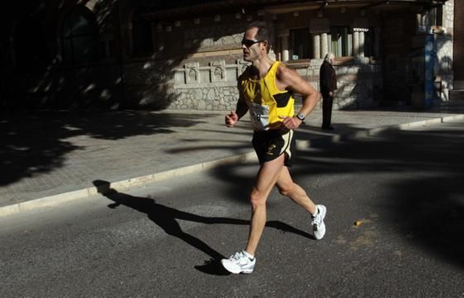 El buen tiempo ha acompañado a los 722 atletas inscritos en la prueba, aunque el fuerte viento de poniente ha dificultado el recorrido de vuelta y ha impedido que se registraran mejores marcas. 

Foto: Migue Fernandez