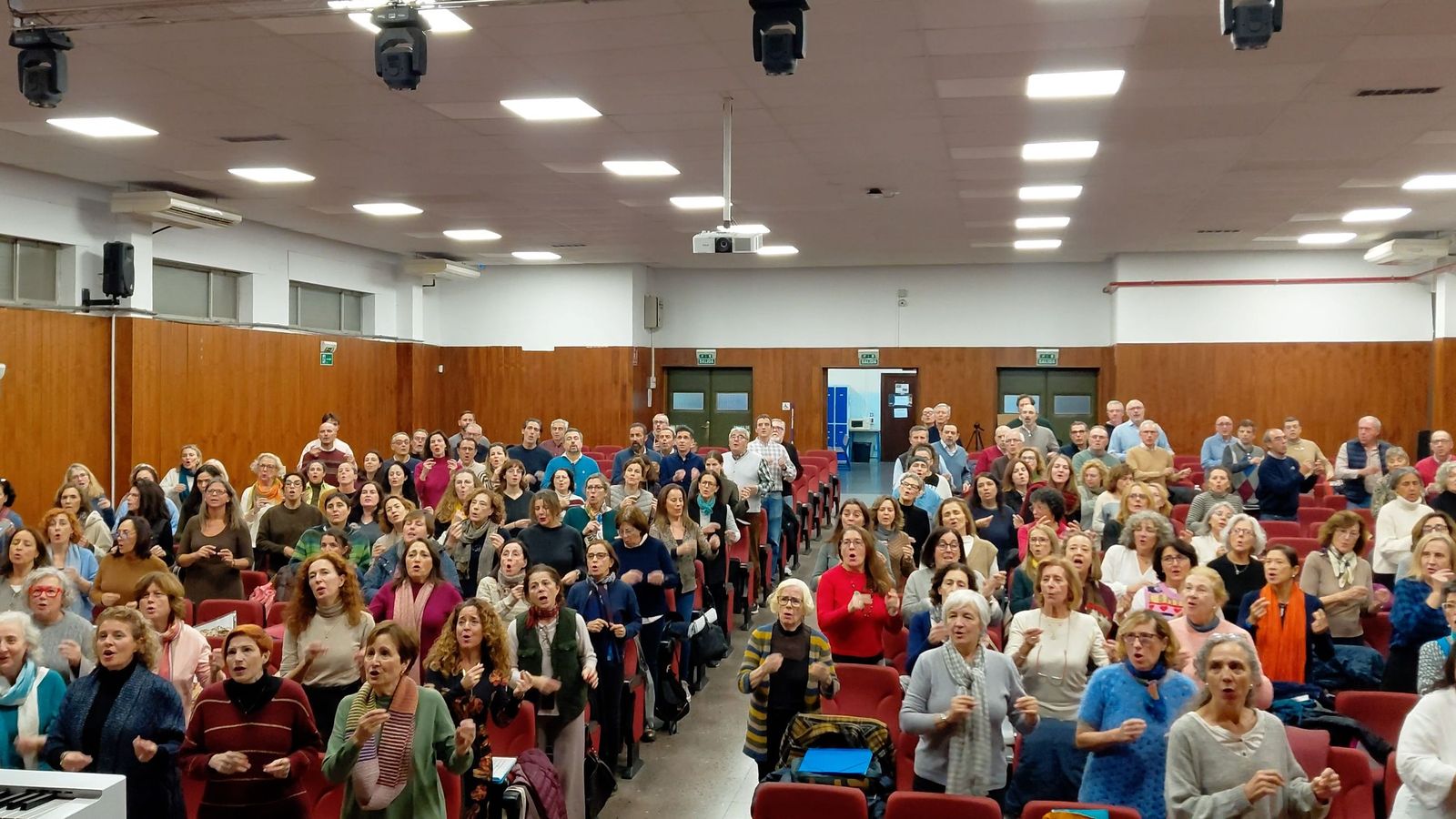 Los coralistas del Orfeón ensayan también en sus casas