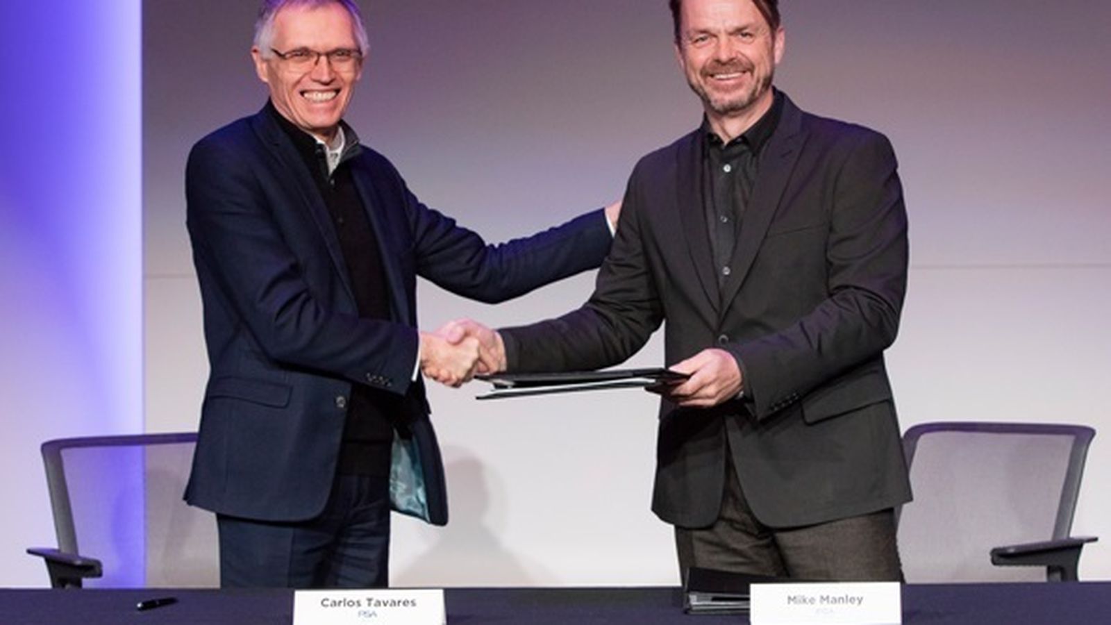 Los presidentes de FSA y FCA, Tavares y Manley.