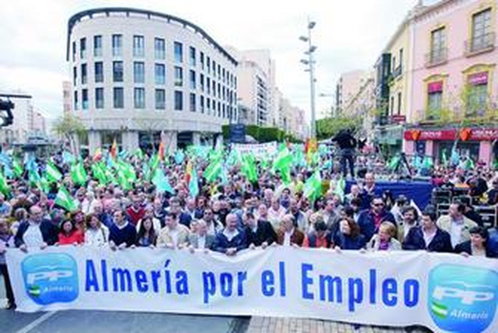 Cabecera de la manifestación con Javier Arenas en el centro, ayer.