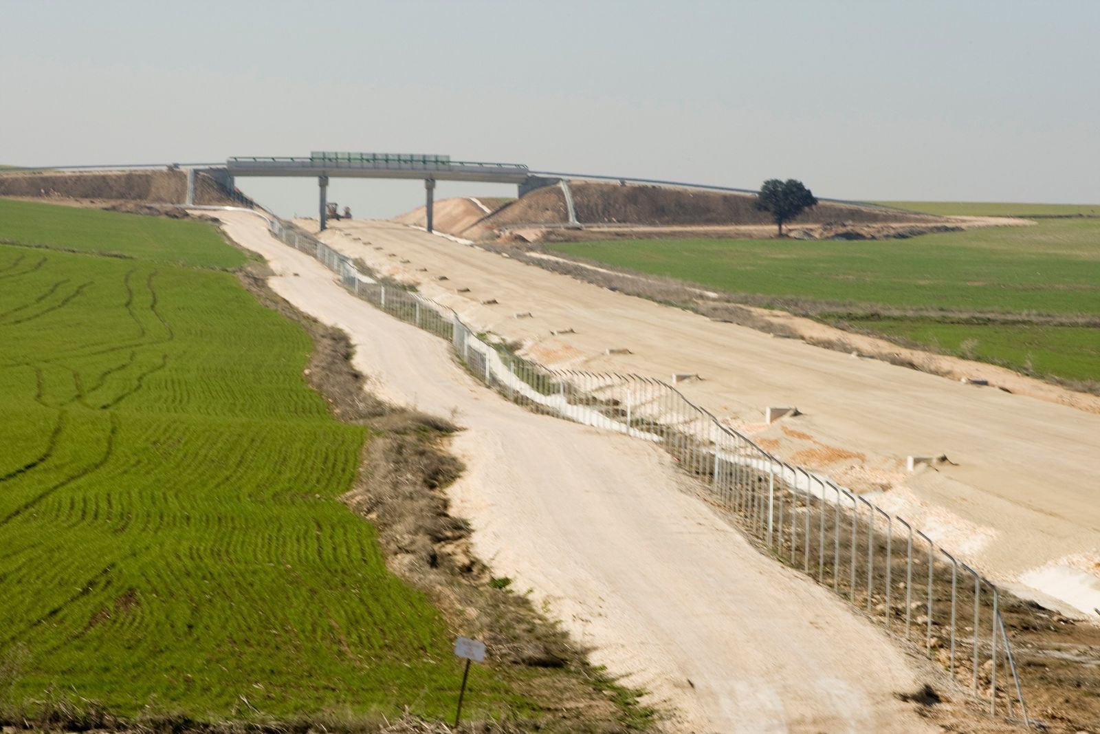 Imagen de las obras inconclusas de la plataforma del AVE Sevilla-Antequera.