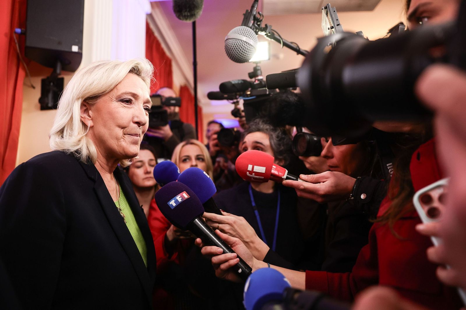 La líder ultraderechista francesa, Marine Le Pen, atiende a la prensa en París.