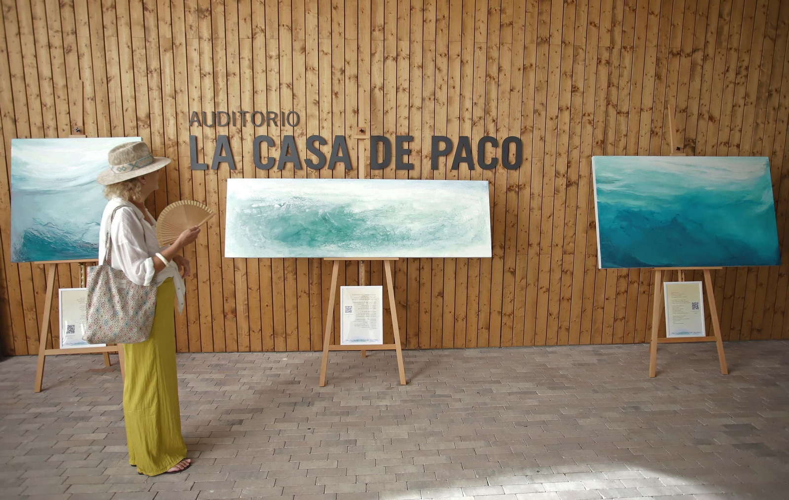 Una mujer admirando la exposición.