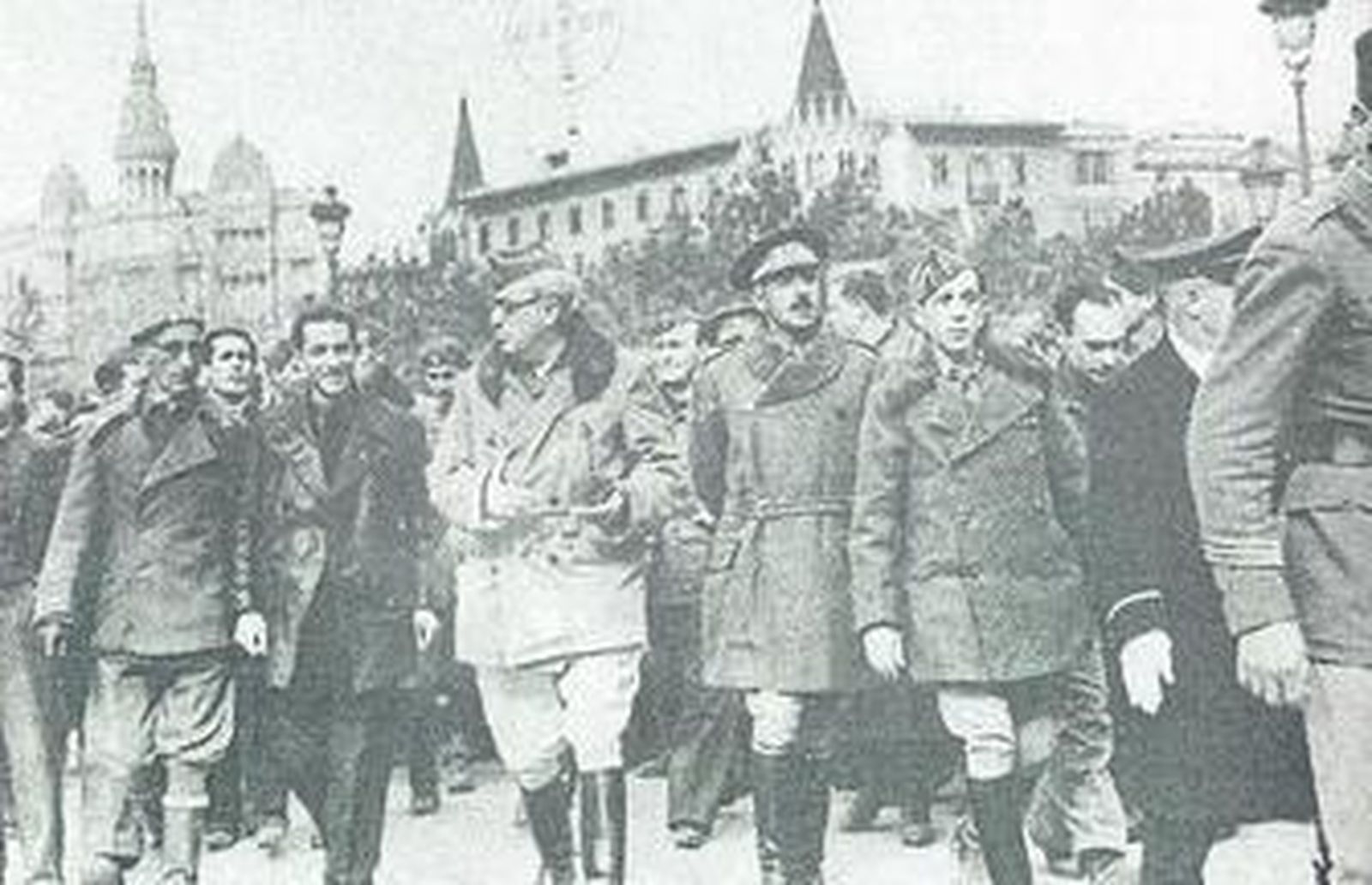 1. Junto al general  Yagüe tras la toma de Barcelona en enero de 1939. 2. En 1942, confinado en Ronda 3. Con su mujer, Gloria de Ros, y sus hijos Gloria y Dionisio en 1953. 4. El grupo de "los laínes", muchos años después de los días de Burgos. De izq. a der. Luis Felipe Vivanco, Luis Rosales, Rodrigo Uría, Ridruejo, Laín Entralgo, Torrente Ballester y A. Tovar.