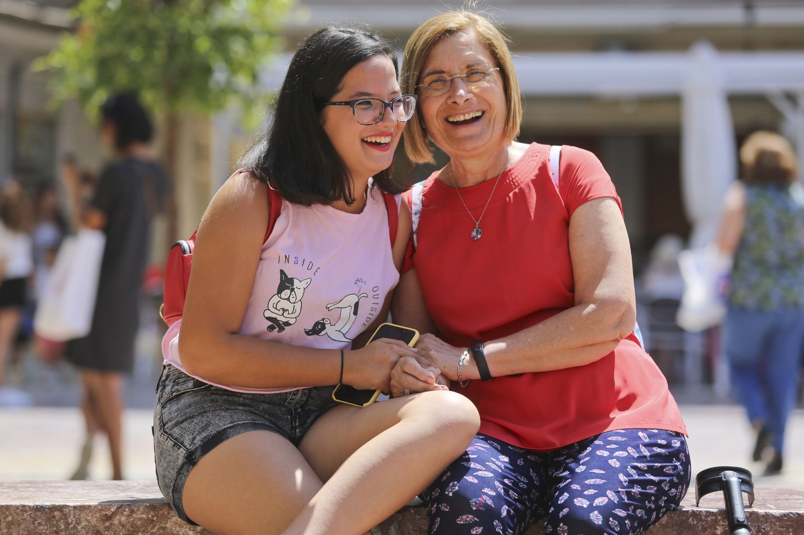 Nouha ElMellahi (izquierda) y María Ángeles González Alonso (derecha), voluntaria y usuaria de Soledad O, Vida 10.