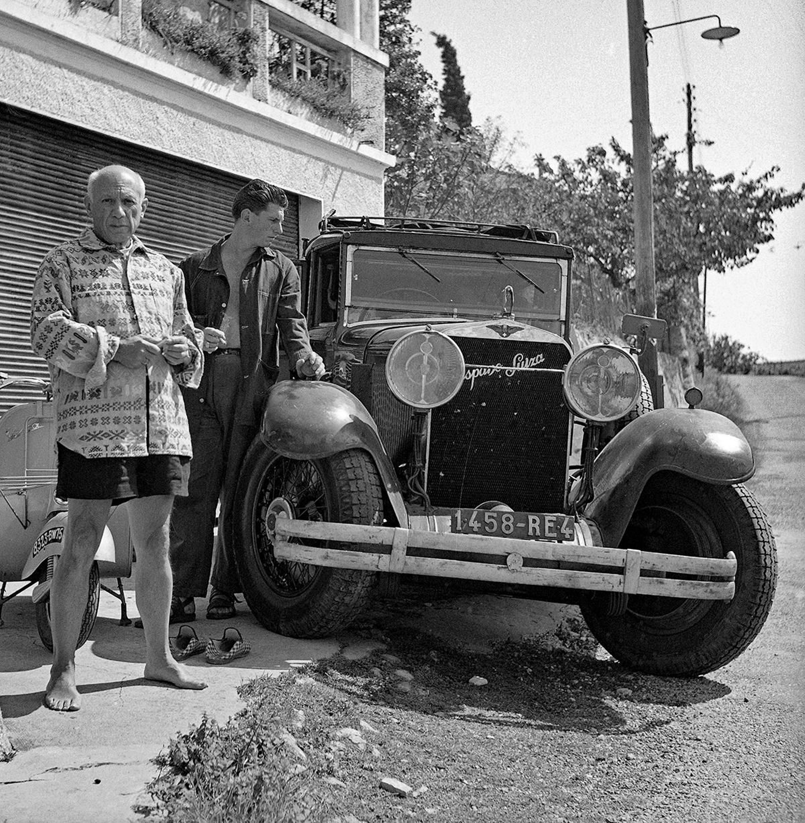 Picasso fotografiado junto al Hispano Suiza, con su hijo Paulo. Picasso fotografiado junto al Hispano Suiza, con su hijo Paulo.