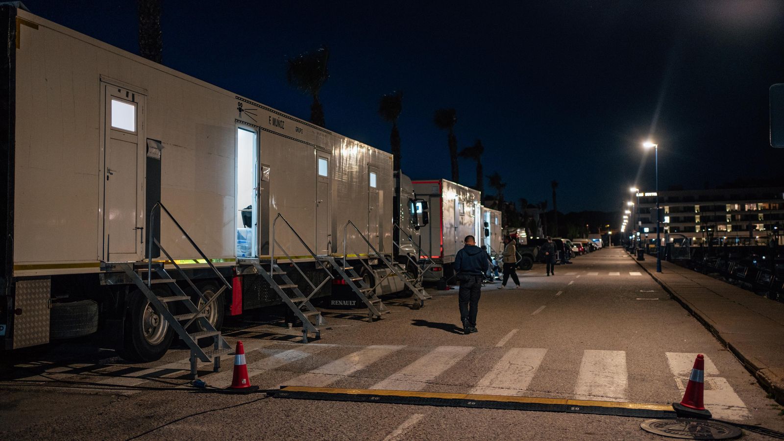 Una imagen de los camiones del rodaje en las instalaciones de Puerto Sherry.