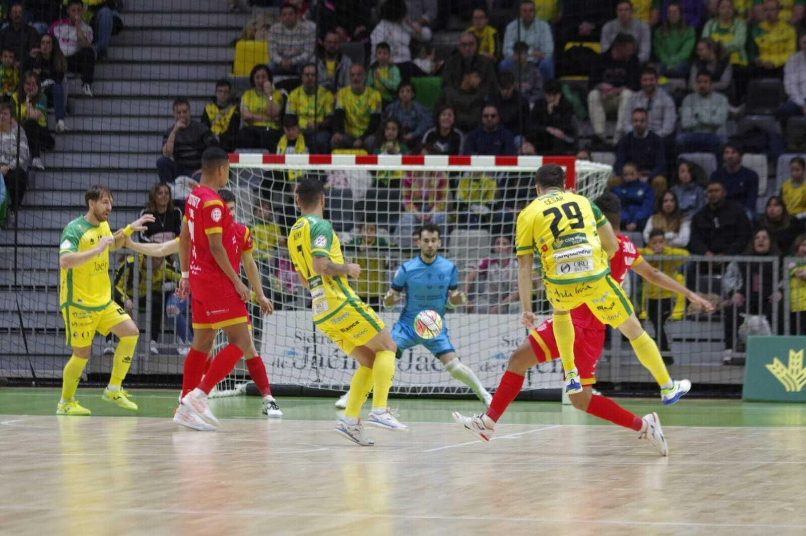 Zequi en una acción de juego, delante de Renato.