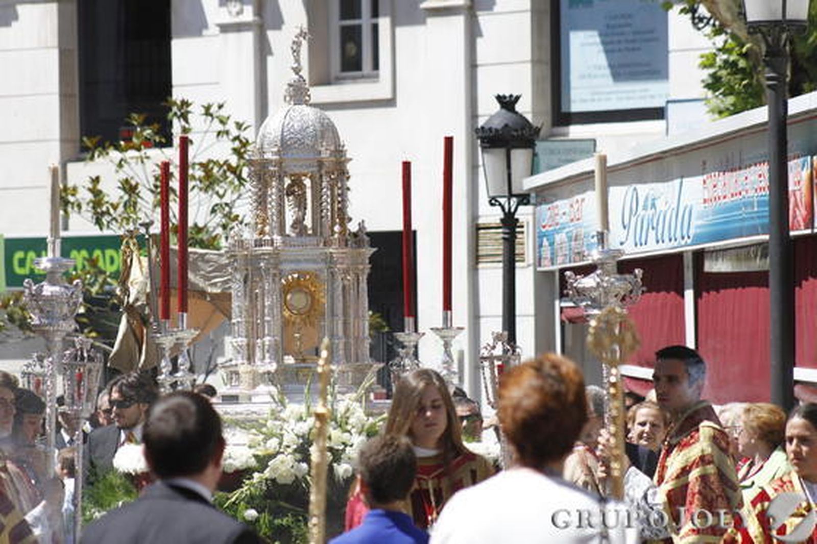 Cuatro altares reciben al Santísimo Sacramento en el recorrido por el centro de La Línea.

Foto: Fran Montes
